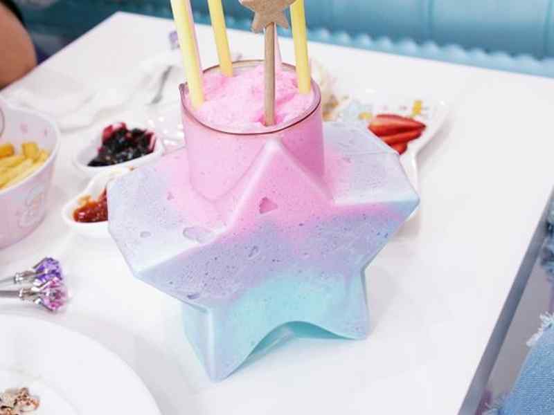 Ma alle stramberie si aggiunge la possibilità di indossare una tuta a forma di unicorno con cui sentirsi parte integrante di questo mondo parallelo. Sembra irreale? Non lo è. Questo piccolo angolo di paradiso si trova Bangkok, in Thailandia