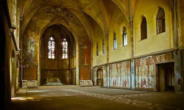 Champing, la nuova moda del campeggio nelle chiese abbandonate