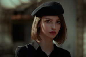 Basco: 4 look che ti illustrano come indossarlo in stile vintage