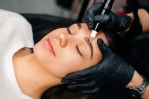 Microblading alle sopracciglia: procedura, benefici e rischi