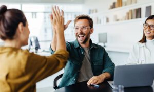 Weekend anticipato: pro e contro della settimana lavorativa ridotta